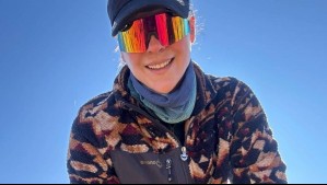 Tonka Tomicic recarga energías en el cerro Manquehue con un look deportivo chic estampado