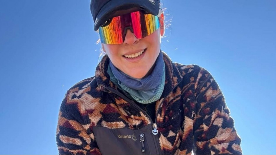 Tonka Tomicic recarga energías en el cerro Manquehue con un look deportivo chic estampado