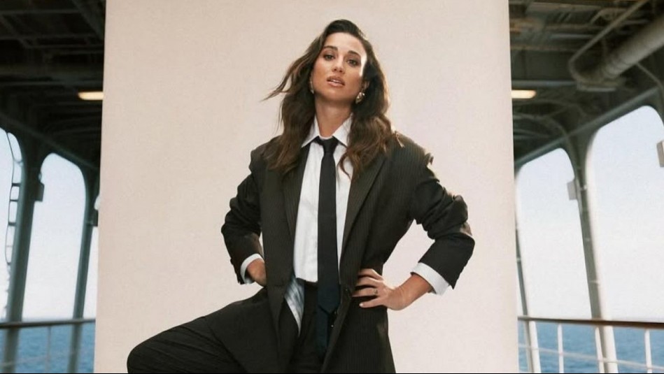 Un vestido que reúne los atributos de la elegancia: Así luce Tita Ureta envuelta en burgundy