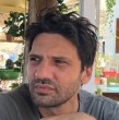 Kaan Urgancioglu se atreve con un moderno y elegante look, en un posado para Cartier. El recordado fiscal Ilgaz de Yargi, sorprendió con su atuendo de pantalón sastre de ruedos largos y camisa de lino.