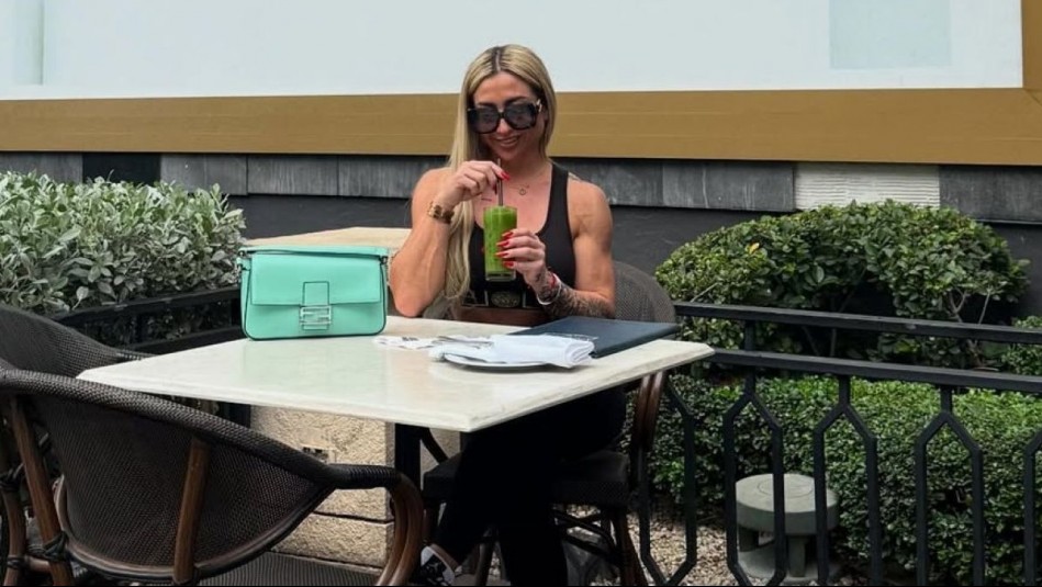 Para un almuerzo casual elige un outfit como el de Nicole Moreno: Vestido midi y botas de caña alta