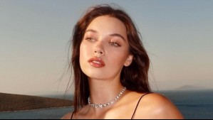 Con elegantes outfits: Afra Saracoglu promociona romántica miniserie con su nuevo galán