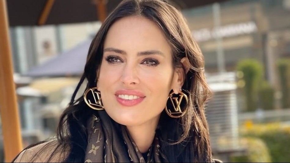 Así versiona Adriana Barrientos un look ejecutivo: Camisa cropped y botas ecuestres