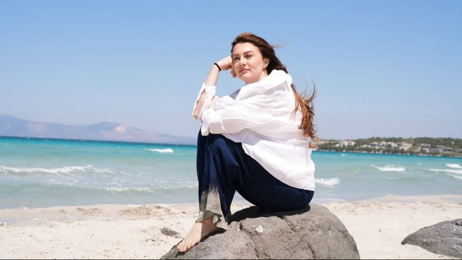 'Parece una broma, pero es verdad': Burcu Özberk reaccionó tras críticas sobre su apariencia en redes sociales