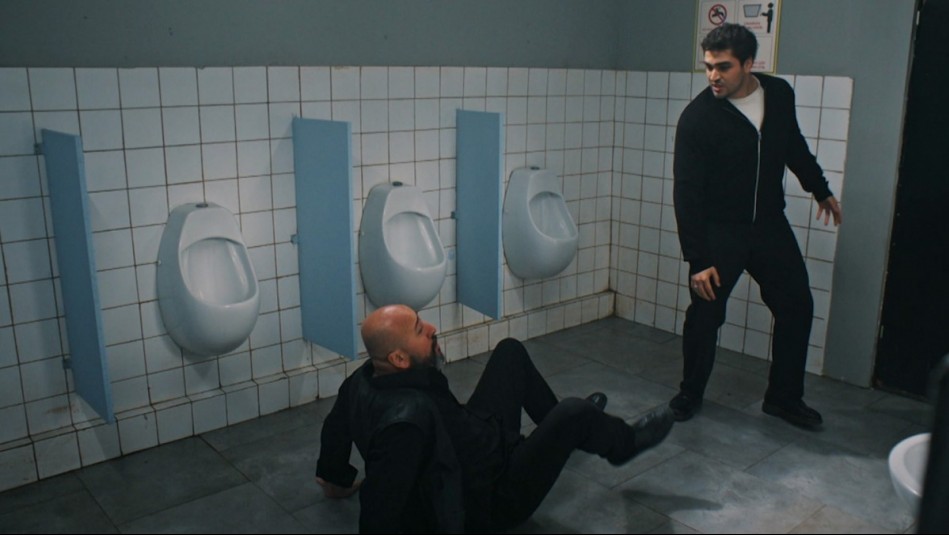 Un día de furia: Ferit se enfrentó a conflictivo reo en los baños de la cárcel en Seyrán y Ferit