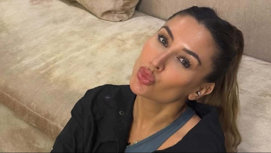 Camila Andrade comparte el primer outfit de sus vacaciones en Brasil: Bikini y jockey en tonos café