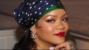 Rihanna cautiva con un look casual premamá de prendas básicas: Se relaja en París con jeans baggy