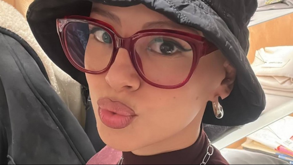 Karla Melo impacta con original e intenso look en los premios Pulsar: 'Cubre mi cabeza, pero no quién soy'