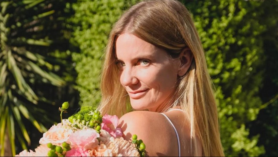 Eleva la elegancia con short metalizado y botas mosqueteras en terciopelo: El audaz look de Javiera Acevedo