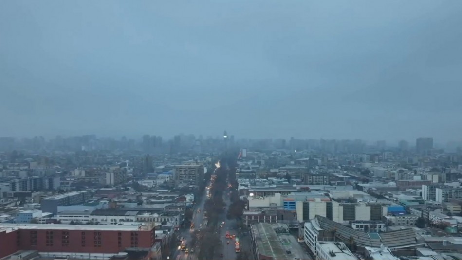 Santiago amanece bajo una intensa niebla y llovizna: ¿Hasta cuándo durará este fenómeno?