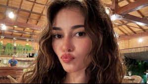 "Luz cálida, corazón frío": Serpil de Seyrán y Ferit posa con un sutil vestido veraniego en una cabaña