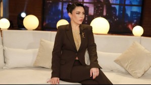 El lujo del terciopelo se crece en invierno: Daniela Aránguiz cautiva con minivestido rojo