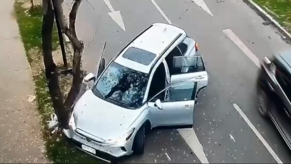 De escolares y con un martillo: Grupo de adolescentes realiza violento portonazo a adulto mayor en La Reina