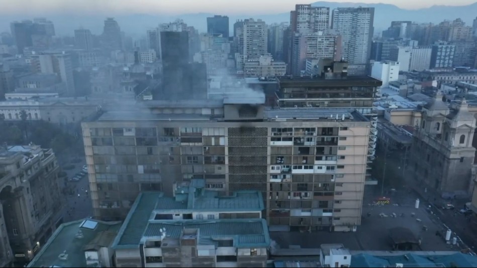 Bomberos continúa combate de incendio en edificio en Santiago Centro: Sigue emanación de humo tóxico