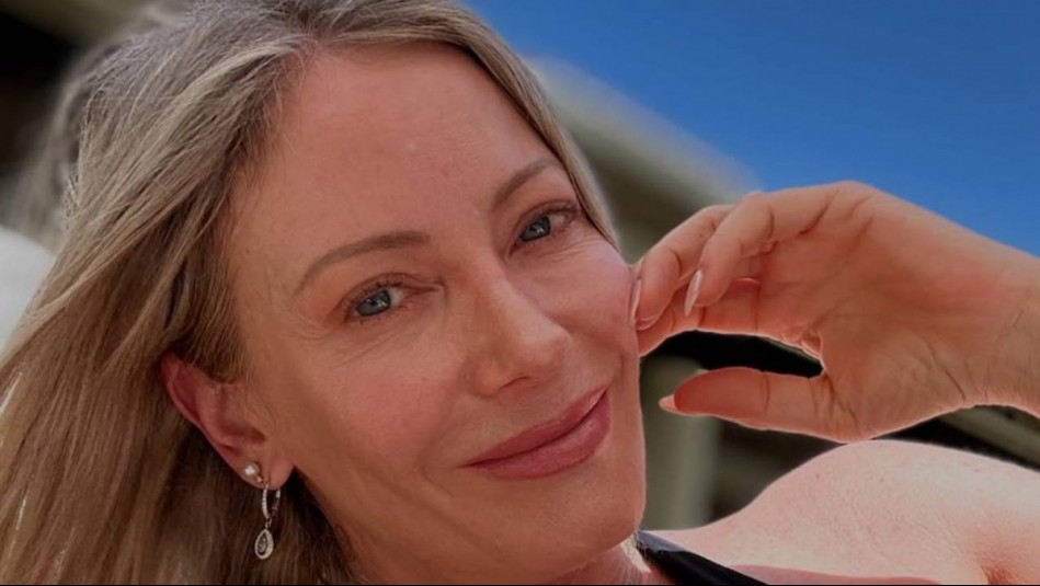 Marcela Vacarezza elige estilo y frescura durantes sus vacaciones: Un caftán blanco resalta su piel bronceada