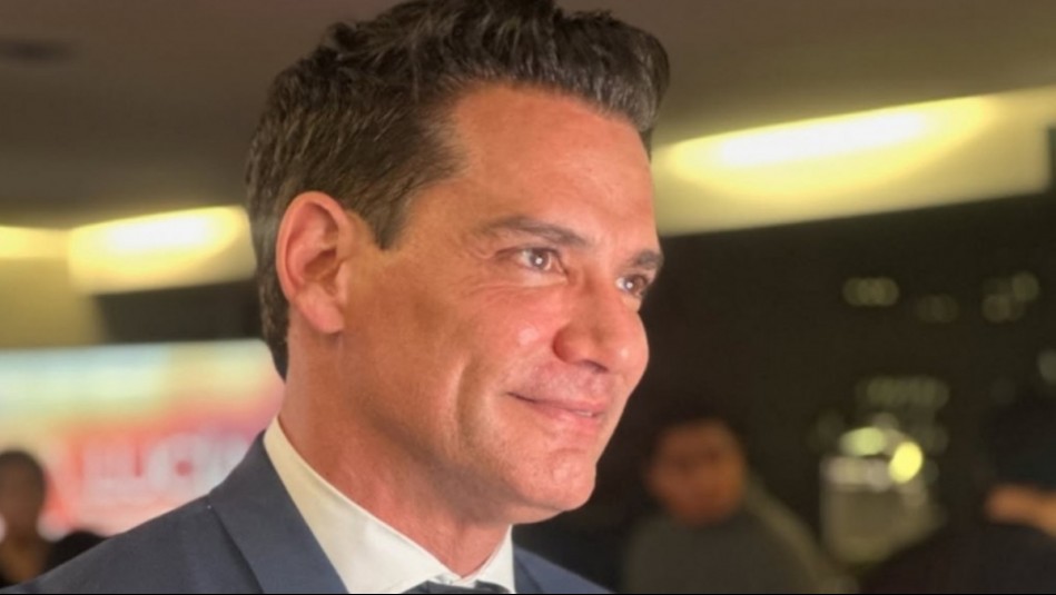 Cristián de la Fuente asiste a ceremonia religiosa con su polola y así reacciona ante preguntas de seguidores