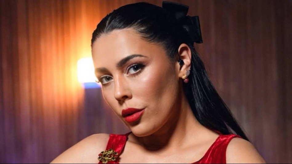 'Regia y estupenda': Daniela Aránguiz derrocha glamour con sofisticado vestido negro de espalda descubierta