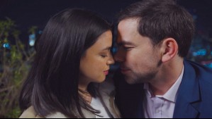 Clemente y Diana viven un romántico momento mirando las luces de la ciudad en El Jardín de Olivia