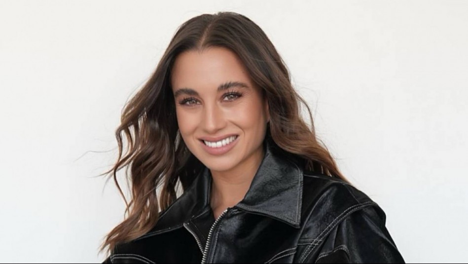 Tita Ureta desfila en la pasarela urbana con un impresionante y moderno conjunto rojo