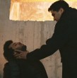 En este nuevo capítulo de la tercera temporada de Seyrán y Ferit, Ferit (Mert Ramazan Demir) secuestra a Tarik (Baran Bölükbasi) y lo encierra en una bodega, cegado por la rabia y la desesperación.