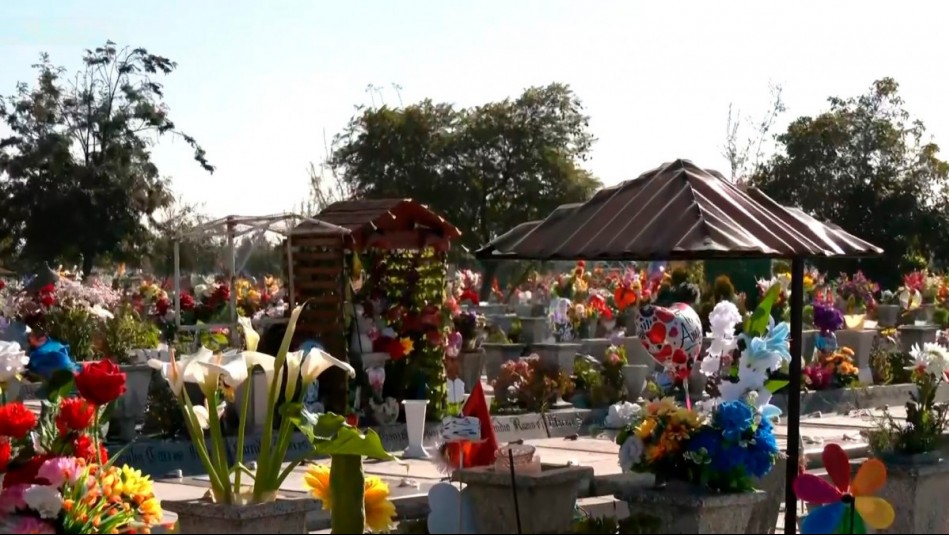 'Tenemos mucho dolor': Familias acusan cobro obligatorio por techos en lápidas del Cementerio Metropolitano