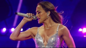 Arma un look de fiesta con un pantalón plateado metalizado como el de Jennifer Lopez