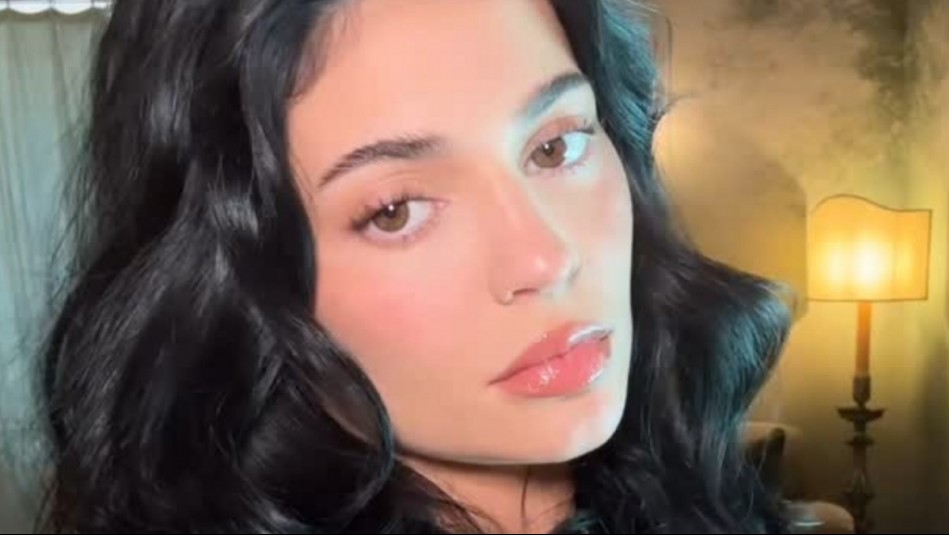 'Se le nota que ama ser mamá': Fans se derriten de amor por el priner GRWM de Kylie Jenner y su hija Stormi