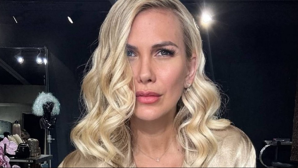 María Alberó resplandece con unas botas metalizadas en dorado durante un paseo por las playas de Ibiza