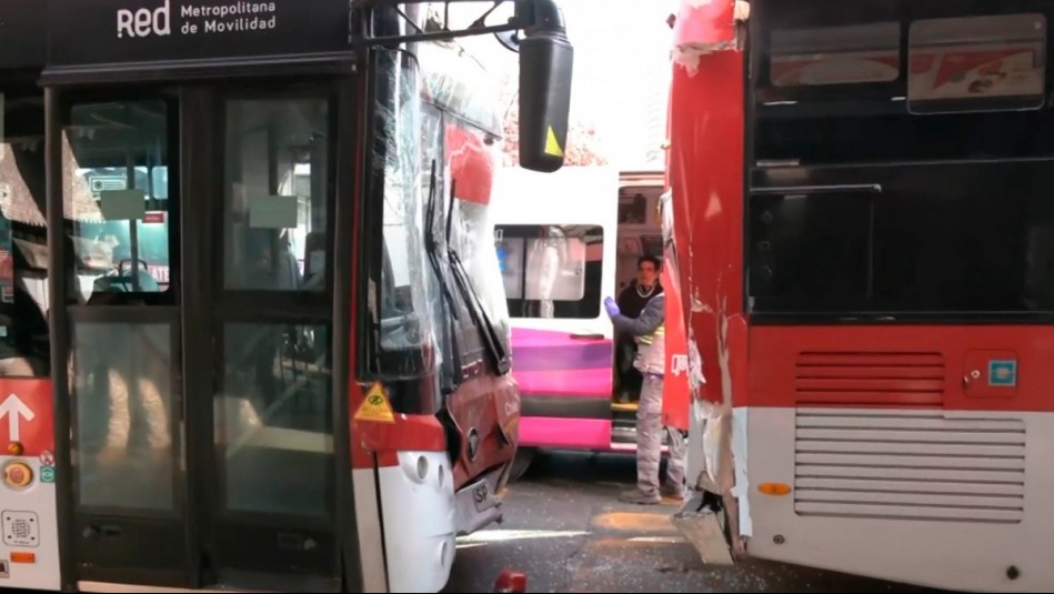 Choque entre dos buses Red en Providencia deja al menos 10 lesionados: Una mujer embarazada entre los heridos
