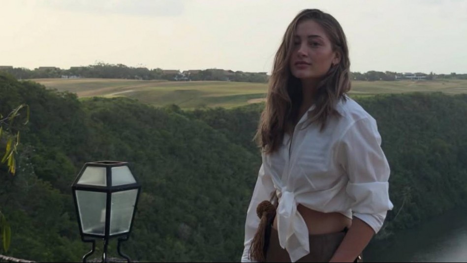 Florencia Araneda destaca con sutileza contemporánea un outfit en blanco y negro