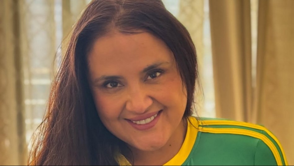 'Soy una bandida': Pamela Leiva pasea en moto en una favela y disfruta en Copacabana con un bikini dorado