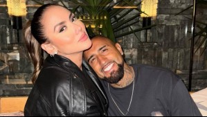 Sonia Isaza modela la nueva colección de su pololo Arturo Vidal: Bajo el estilo oversize