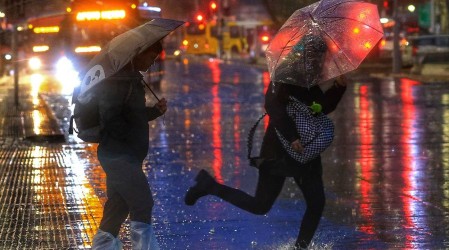 A sacar los paraguas: Julio se despide con sistema frontal en la Región Metropolitana