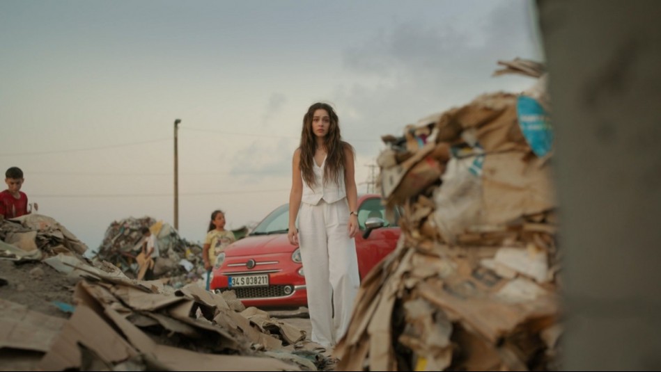 Se emocionó: Leyla regresó al mismo vertedero donde Nur la abandonó siendo niña