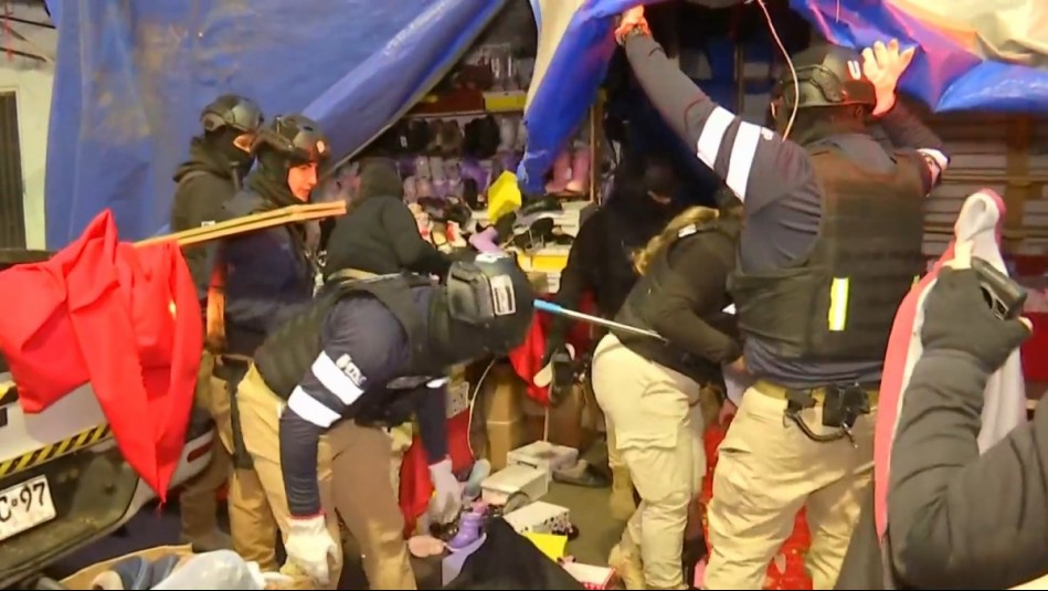 Masivo operativo contra comercio ambulante en Barrio Meiggs: Retiro masivo de toldos azules y mercadería