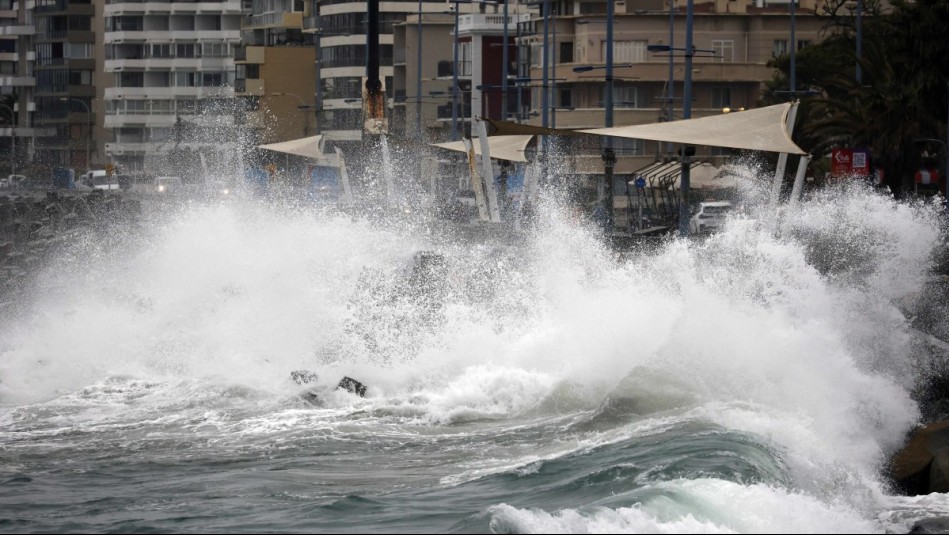 Se mantiene alerta por tsunami: Autoridades detallan el tamaño de las olas que llegarán a las costas de Chile