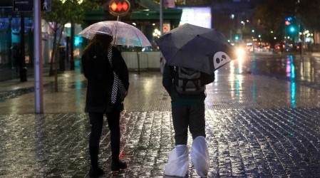 Anuncian probabilidad de tormentas eléctricas: ¿Cuánta lluvia caerá en Santiago con sistema frontal?