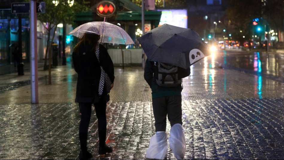Anuncian probabilidad de tormentas eléctricas: ¿Cuánta lluvia caerá en Santiago con sistema frontal?