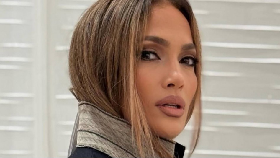 Roja de pies a cabeza: Jennifer Lopez viste el look ideal para los inesperados días de frío