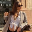 Melina Noto elige el lujo y la seducción que ofrece un abrigo peluche, la prenda imprescindible del armario en la temporada de invierno. La futura mamá lo llevó en color blanco, suave y voluminoso junto a un vestido largo marrón