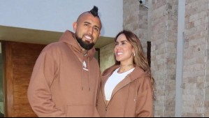 "Cómodos y reales": Arturo Vidal y Sonia Izasa visten combinados en una romántica sesión de fotos