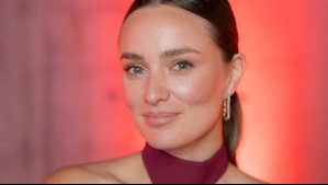 Un look para recordar: Kika Silva brilla en evento nocturno con sensual escote y capa satinada