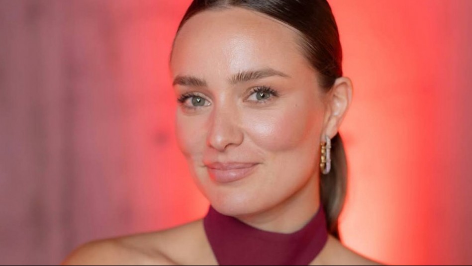 Un look para recordar: Kika Silva brilla en evento nocturno con sensual escote y capa satinada