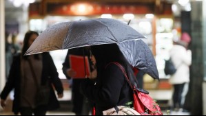 "Se viene un nuevo pulso importante": La hora en que se dará la lluvia más intensa en Santiago