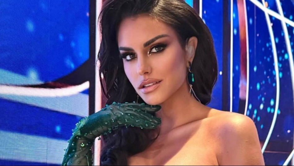 Pesa 18 kilos: Cuánto cuesta el vestido rojo con el que Emilia Dides entregó la corona del Miss Universo Chile