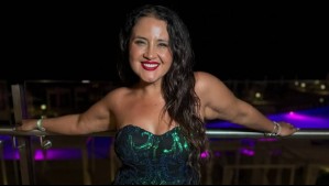 Pamela Leiva deslumbra con un audaz look de animal print y zarcillos de rosetones en rojo pasión