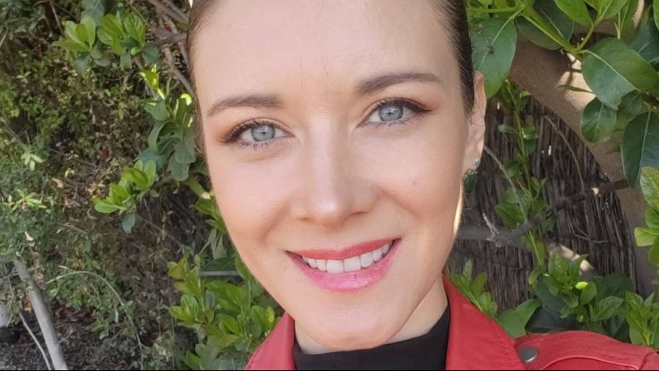 'Esa debe ser la actitud': Carla Jara se envuelve de rosa en un elegante y romántico look con una flor 3D