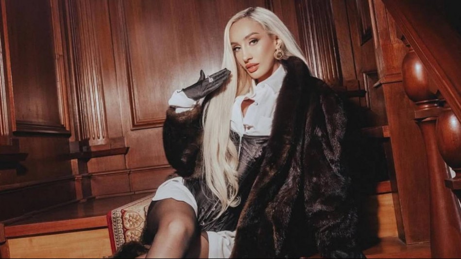 Fran Maira brilla a plena luz del día en Ibiza con un vestido largo nude adornado con cristales