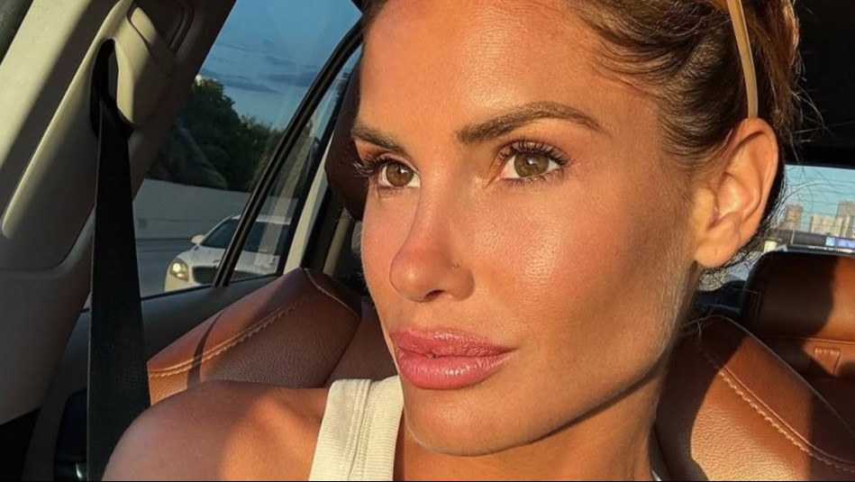 De paseo por Miami: Gala Caldirola combina la fibra de lino blanco con sandalias planas para una comida casual