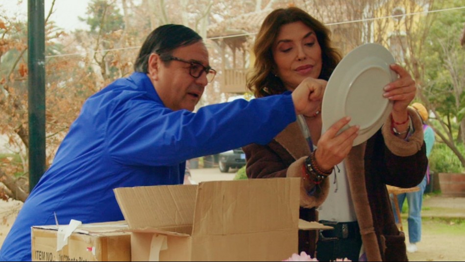 El generoso (y curioso) gesto de Carlos con Karla en Aguas de Oro